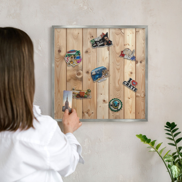 Magneetbord voor souvenir magneten met zilveren lijst Houten planken