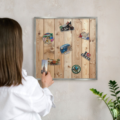 Magneetbord voor souvenir magneten met zilveren lijst Houten planken