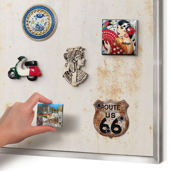 Decoratief metalen magneetbord in een zilveren lijst Roestige textuur
