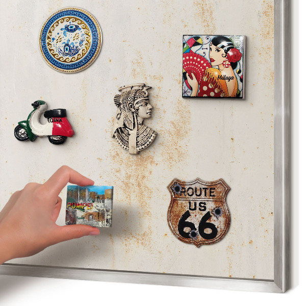 Decoratief metalen magneetbord in een zilveren lijst Roestige textuur