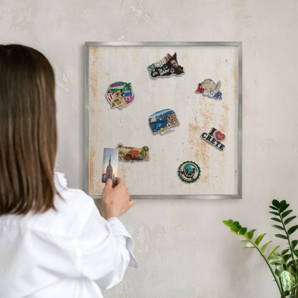 Decoratief metalen magneetbord in een zilveren lijst Roestige textuur