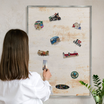 Decoratief metalen magneetbord in een zilveren lijst Roestige textuur