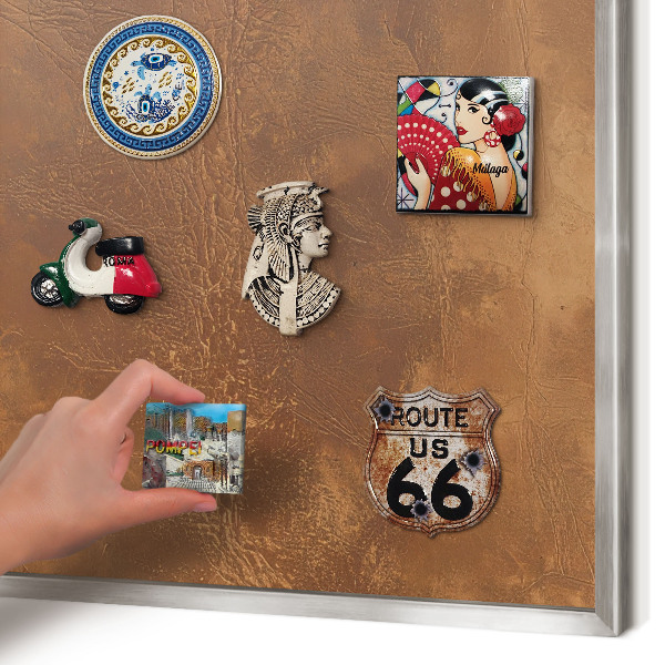 Magneetbord voor souvenir magneten met zilveren lijst Bruine textuur
