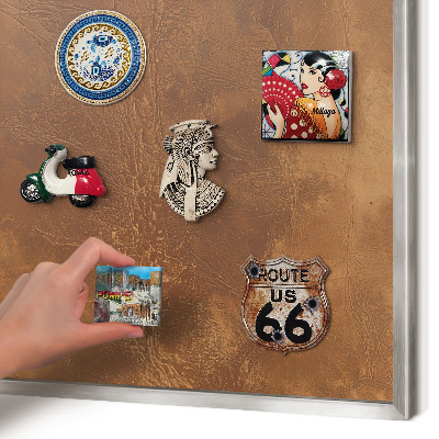 Magneetbord voor souvenir magneten met zilveren lijst Bruine textuur