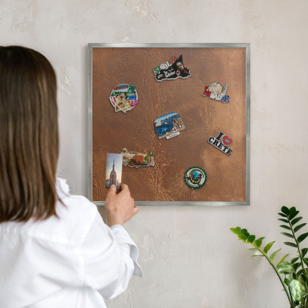 Magneetbord voor souvenir magneten met zilveren lijst Bruine textuur