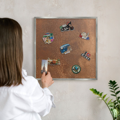 Magneetbord voor souvenir magneten met zilveren lijst Bruine textuur