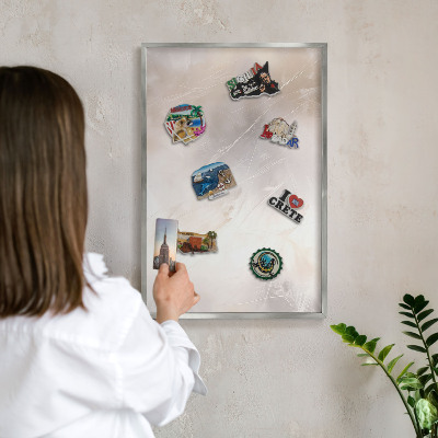 Decoratief metalen magneetbord in een zilveren lijst Zachte lichtheid