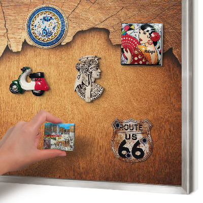 Decoratief metalen magneetbord in een zilveren lijst Houtstructuur