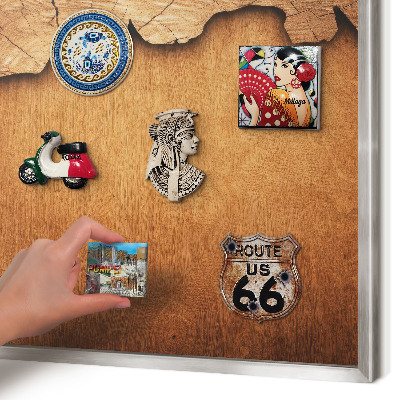 Decoratief metalen magneetbord in een zilveren lijst Houtstructuur