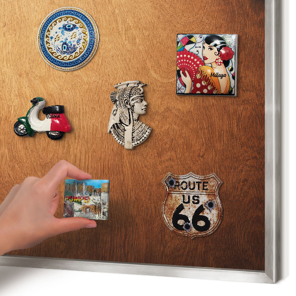 Decoratief metalen magneetbord in een zilveren lijst Houtstructuur