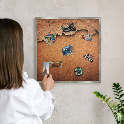 Decoratief metalen magneetbord in een zilveren lijst Houtstructuur