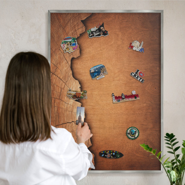 Decoratief metalen magneetbord in een zilveren lijst Houtstructuur