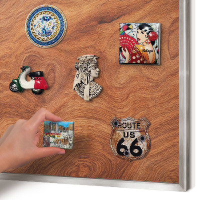 Magneetbord voor souvenir magneten met zilveren lijst Houtnerf