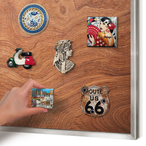 Magneetbord voor souvenir magneten met zilveren lijst Houtnerf