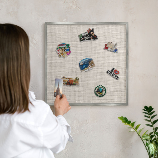 Magneetbord voor souvenir magneten met zilveren lijst Subtiele elegantie
