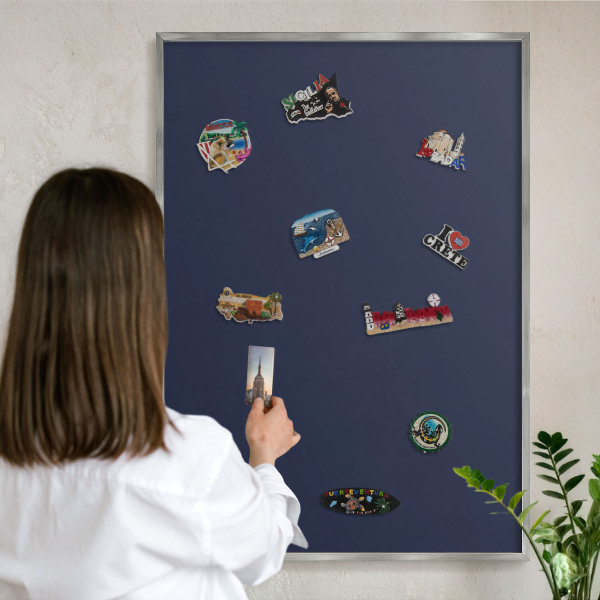 Decoratief metalen magneetbord in een zilveren lijst Donker marineblauw