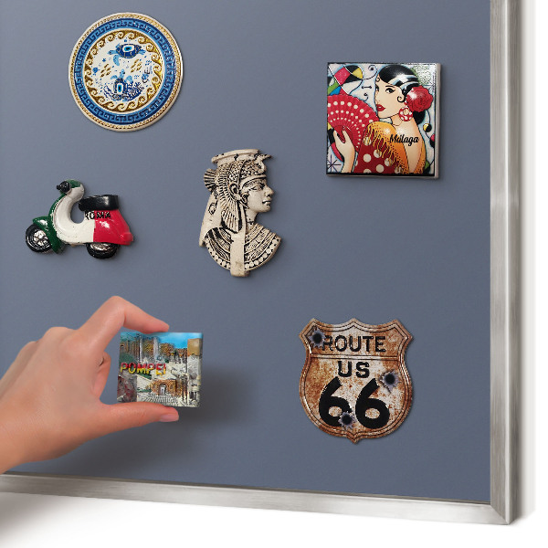 Magneetbord voor souvenir magneten met zilveren lijst Koelgrijs