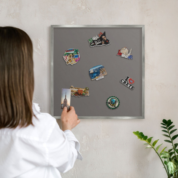 Decoratief metalen magneetbord in een zilveren lijst Donkergrijs