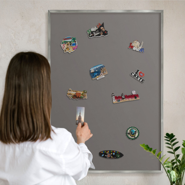 Decoratief metalen magneetbord in een zilveren lijst Donkergrijs