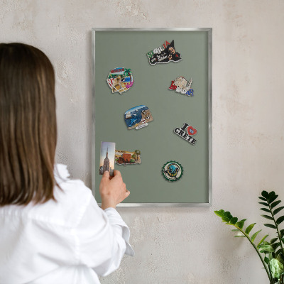 Magneetbord voor souvenir magneten met zilveren lijst Donkere salie