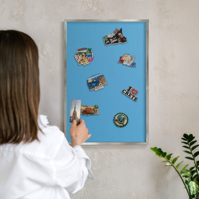 Magneetbord voor souvenir magneten met zilveren lijst Blauw water