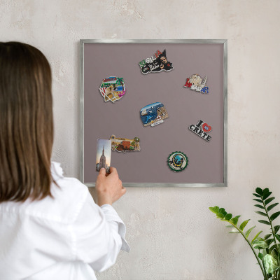 Magneetbord voor souvenir magneten met zilveren lijst Asbruin
