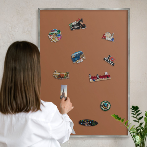 Decoratief metalen magneetbord in een zilveren lijst Donkeroranje
