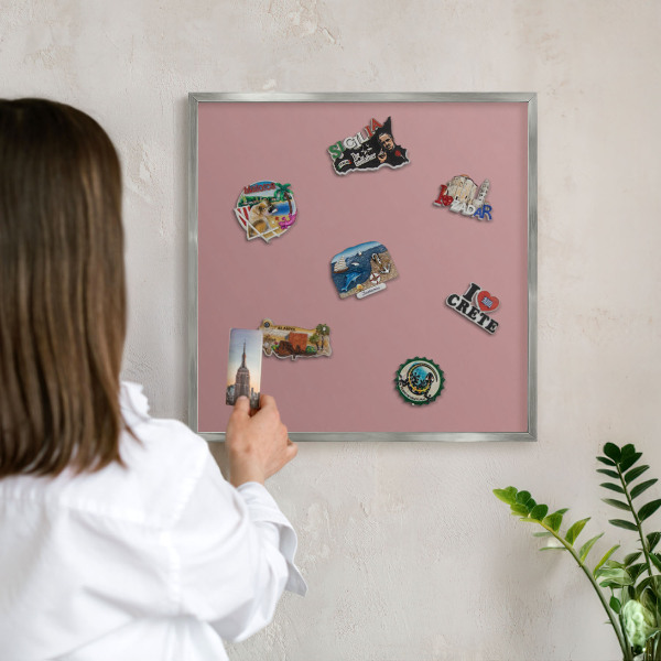 Magneetbord voor souvenir magneten met zilveren lijst Pastelroze