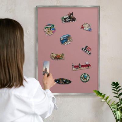 Magneetbord voor souvenir magneten met zilveren lijst Pastelroze