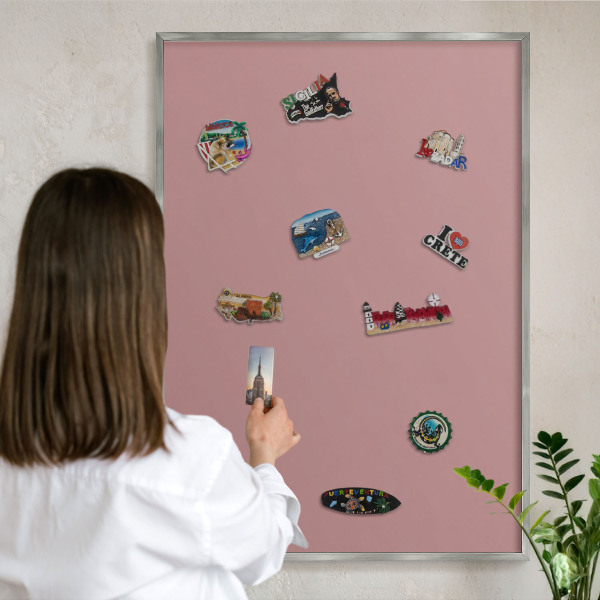 Magneetbord voor souvenir magneten met zilveren lijst Pastelroze