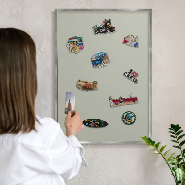Decoratief metalen magneetbord in een zilveren lijst Warmgrijs