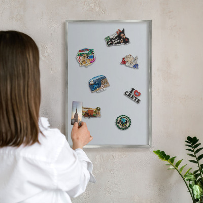 Decoratief metalen magneetbord in een zilveren lijst Lichtgrijs
