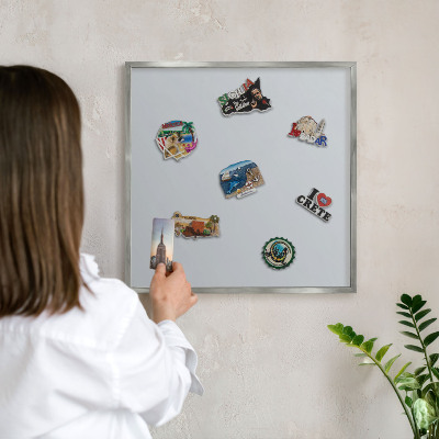 Decoratief metalen magneetbord in een zilveren lijst Lichtgrijs