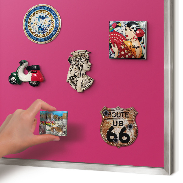 Decoratief metalen magneetbord in een zilveren lijst Intens roze
