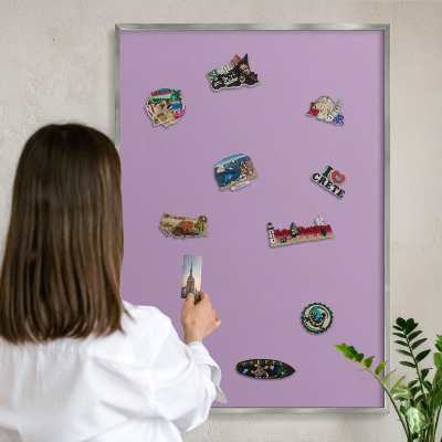Magneetbord voor souvenir magneten met zilveren lijst Lichtpaars