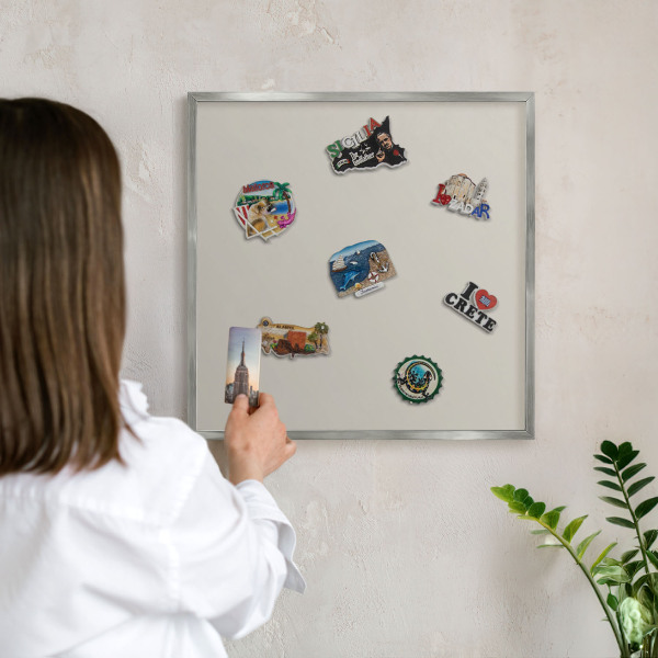 Decoratief metalen magneetbord in een zilveren lijst Warme steen