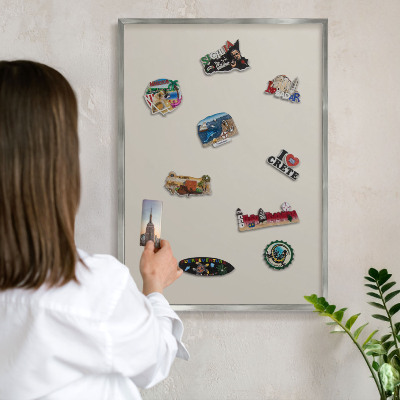 Decoratief metalen magneetbord in een zilveren lijst Warme steen