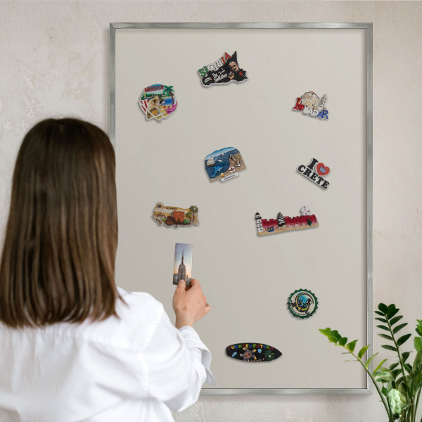 Decoratief metalen magneetbord in een zilveren lijst Warme steen