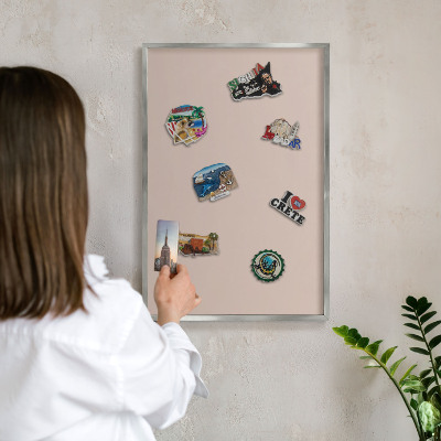 Magneetbord voor souvenir magneten met zilveren lijst Beige roze