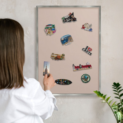 Magneetbord voor souvenir magneten met zilveren lijst Beige roze
