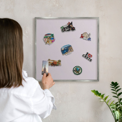 Decoratief metalen magneetbord in een zilveren lijst Licht lila