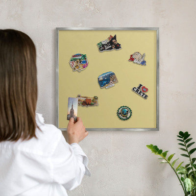 Decoratief metalen magneetbord in een zilveren lijst Vintage geel