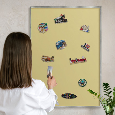 Decoratief metalen magneetbord in een zilveren lijst Vintage geel