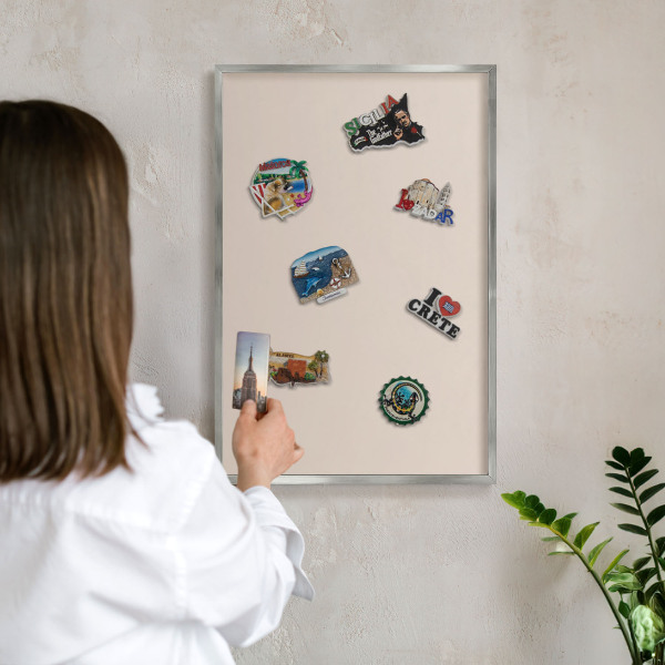 Magneetbord voor souvenir magneten met zilveren lijst Warm beige