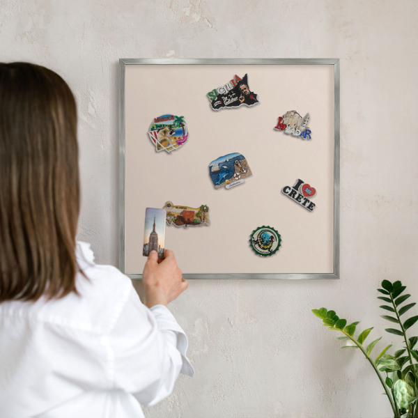 Magneetbord voor souvenir magneten met zilveren lijst Warm beige