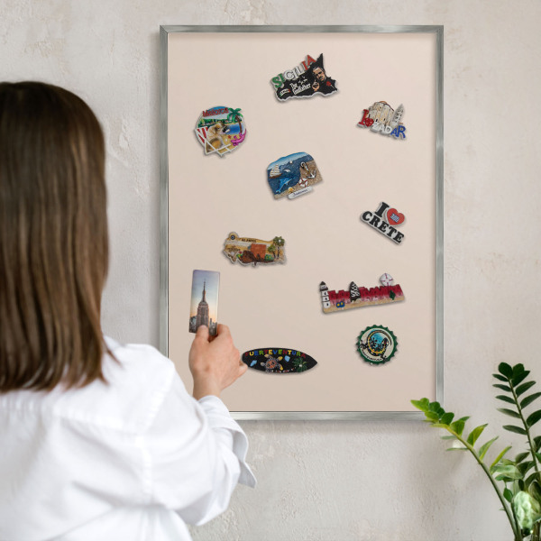 Magneetbord voor souvenir magneten met zilveren lijst Warm beige