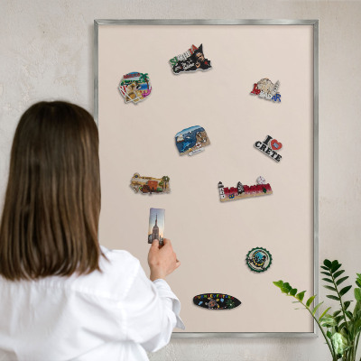 Magneetbord voor souvenir magneten met zilveren lijst Warm beige