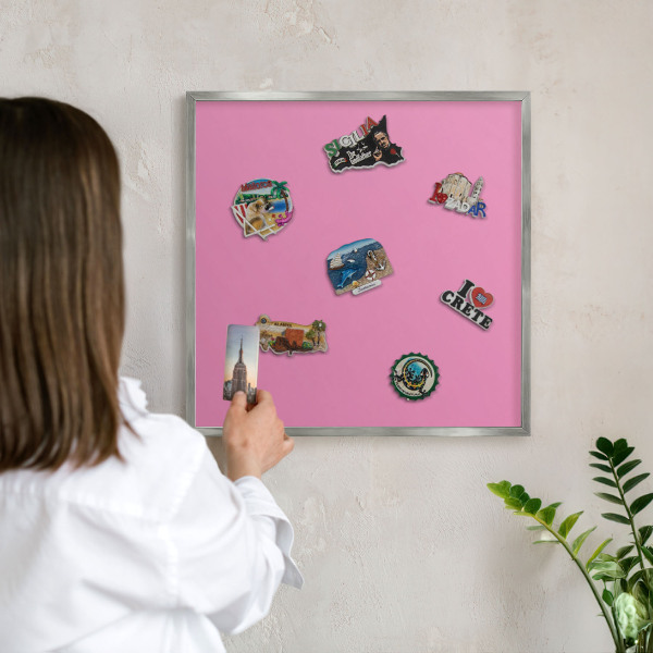Decoratief metalen magneetbord in een zilveren lijst Koel roze