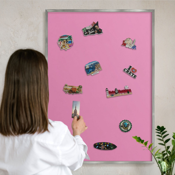 Decoratief metalen magneetbord in een zilveren lijst Koel roze