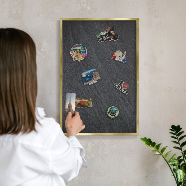Metalen magneetbord met lijst in het goud Grijze textuur
